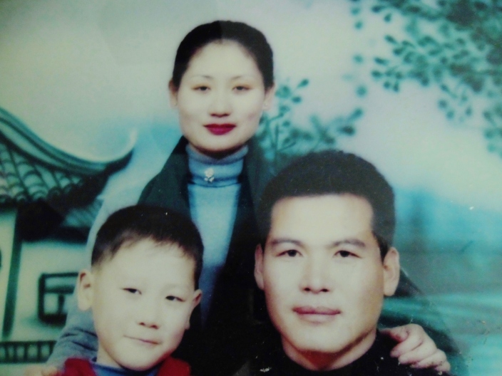 After his father returned home from the army, Da riri's parents eventually met and married, by 1991 they had had Da Riri and by 1996 (as pictured) Da riri was still and would remain their only child- they were a one child family unwilling to face the heavy government fines and lack of education subsidies for having a second child, they were a symbol of their time. 